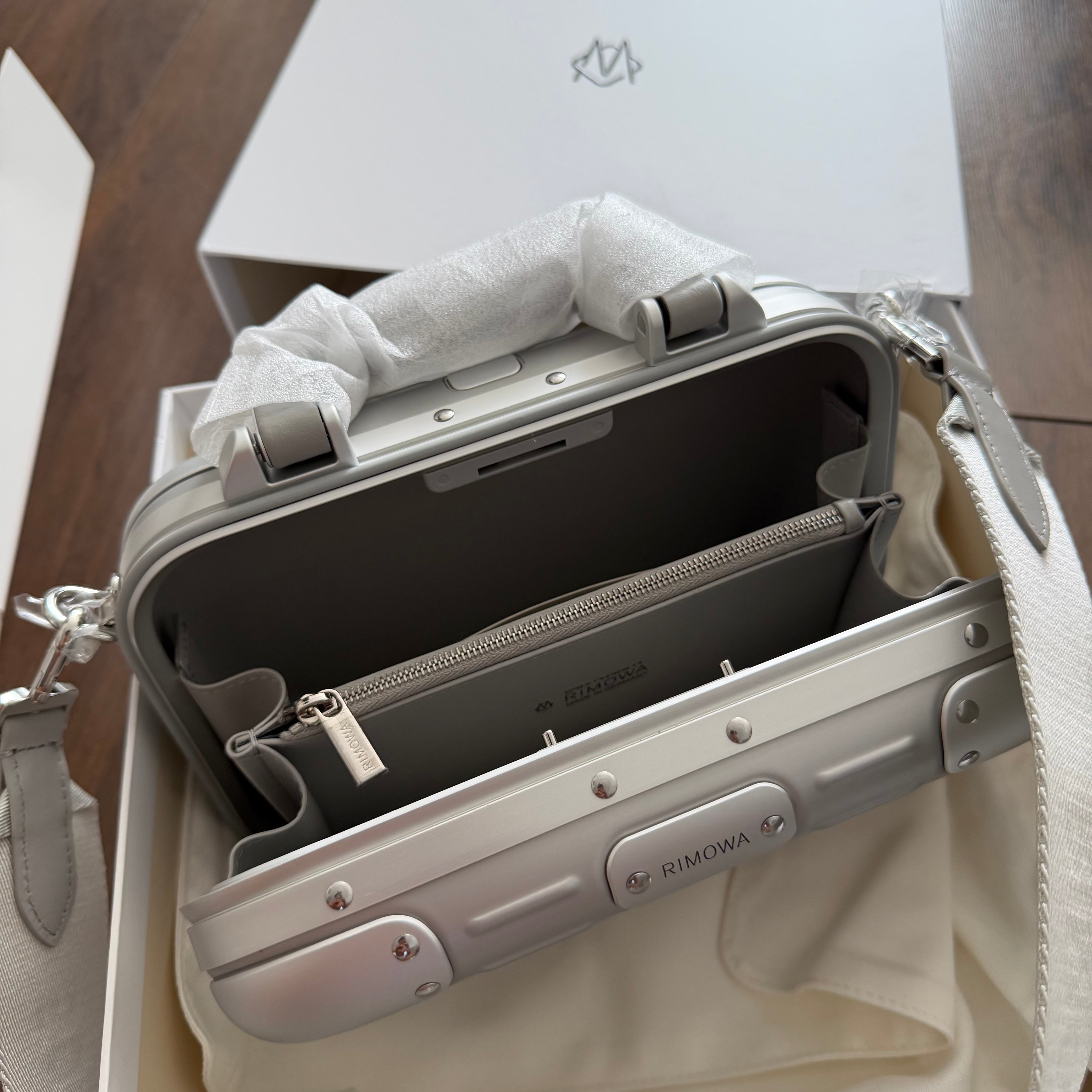 Rimowa Cross Body Bag 16 ‘SILVER’