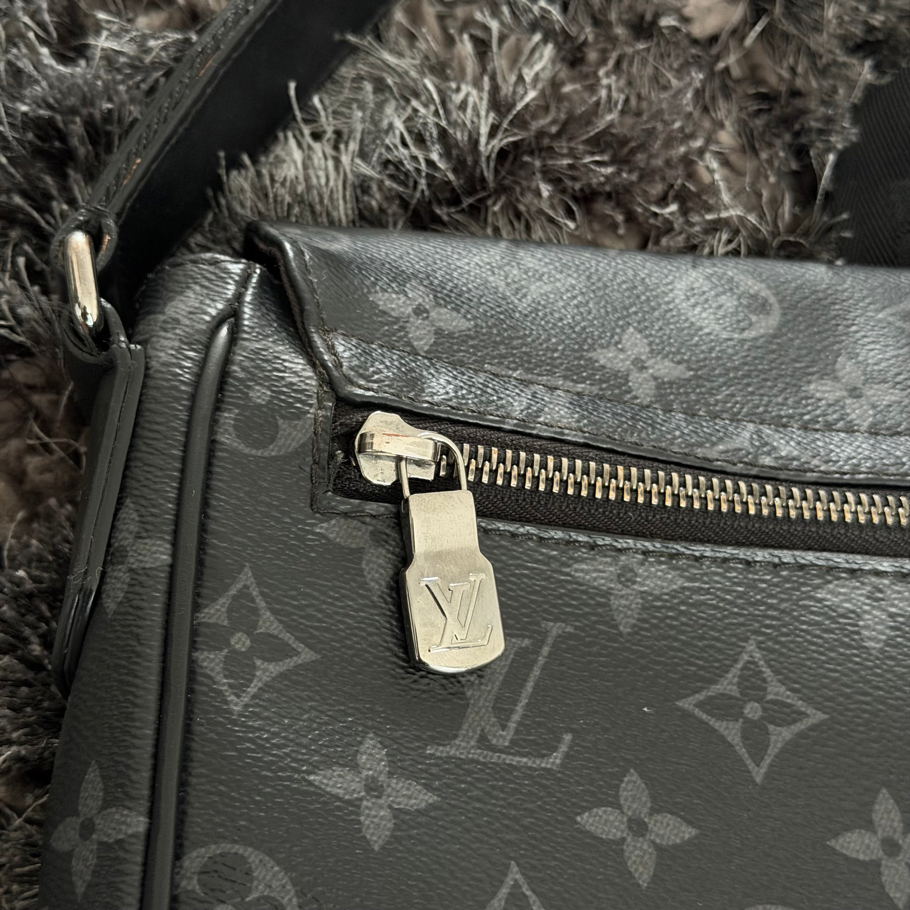 Pre-Loved - Louis Vuitton PM District Bag - Black